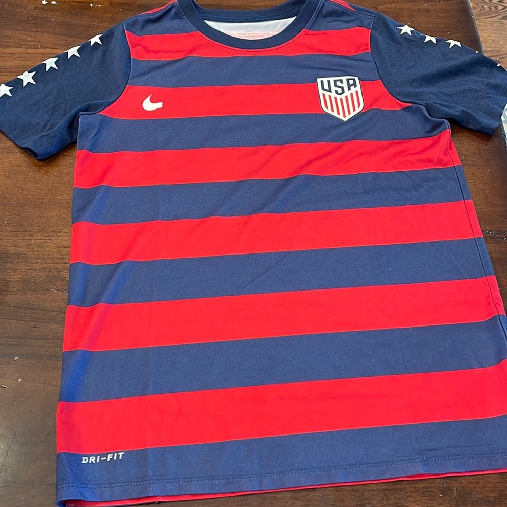 The Nike Tee USA shirt size Youth Meduim